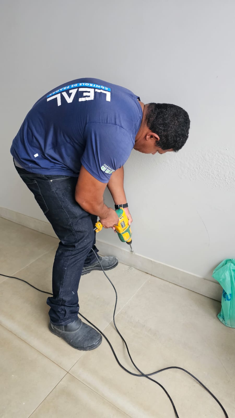Técnico aplicando descupinização